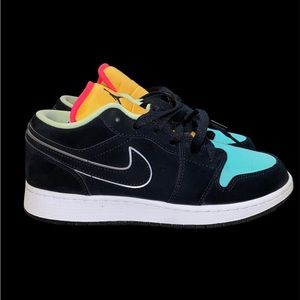 NIKE/JORDAN SNEAKERS